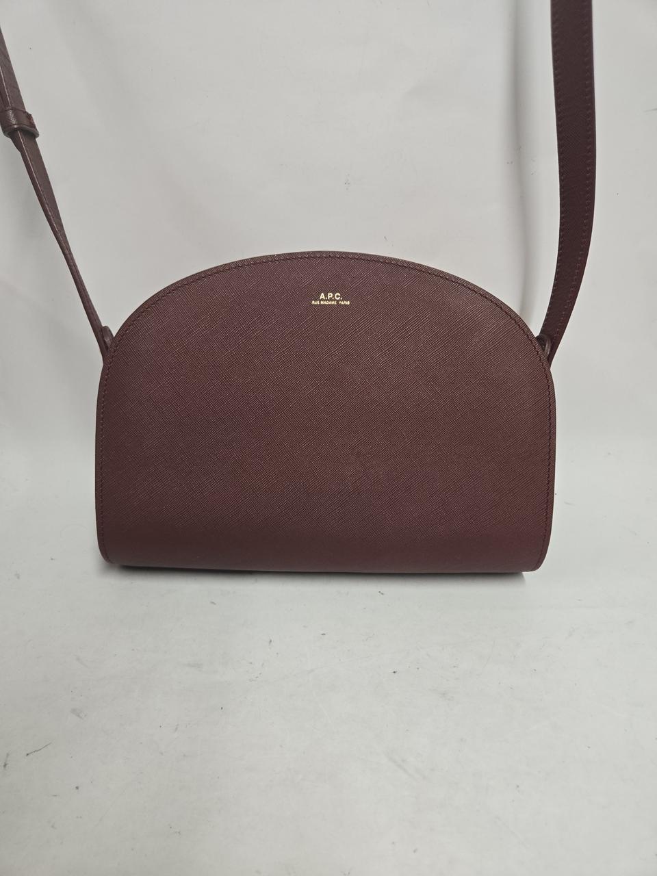 A.P.C. 하프문 크로스백 버건디