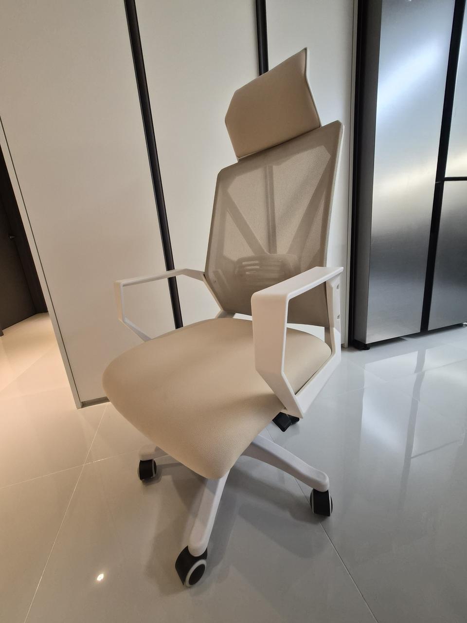 메쉬 등받이 의자 아이보리