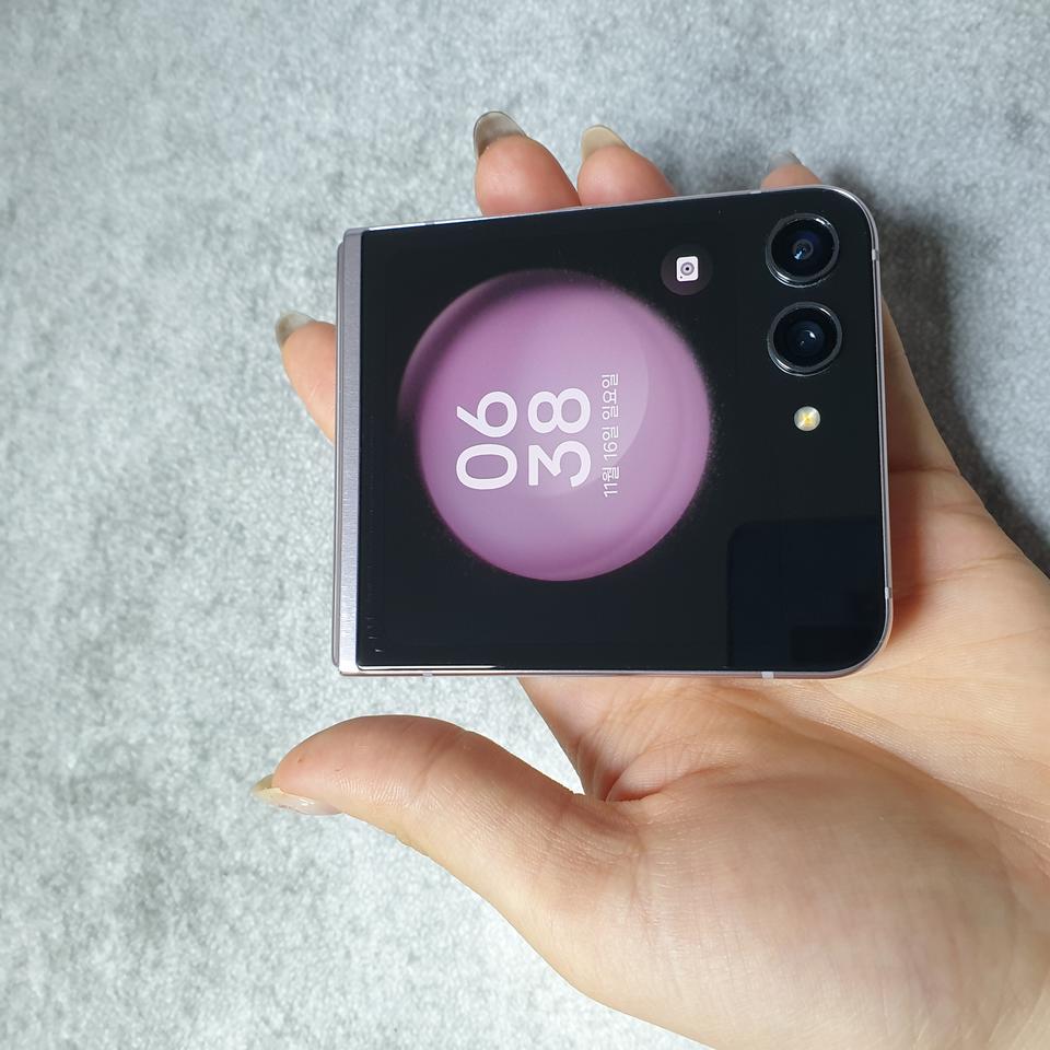 KT 갤럭시 Z플립5 5G 라벤더 256G A급 판매합니다