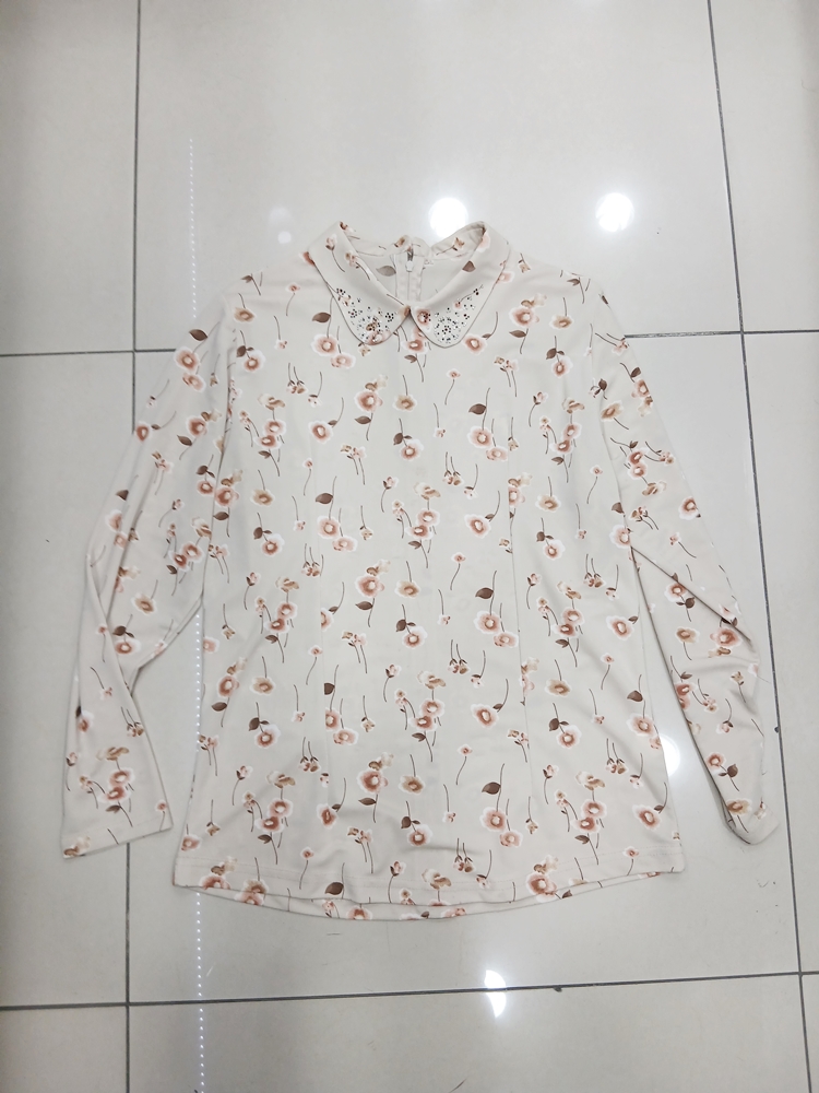 카라 큐빅장식 꽃무늬 플라워프린트 베이지 블라우스 티셔츠 중고 오염있어요