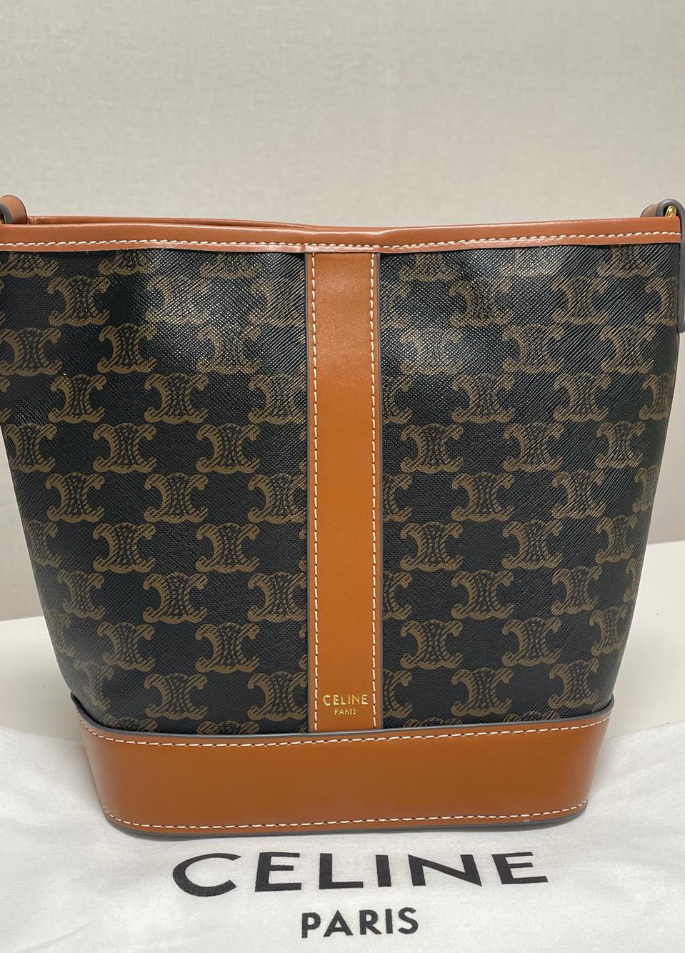 셀린느의 트리오페 캔버스 버킷백 미디엄