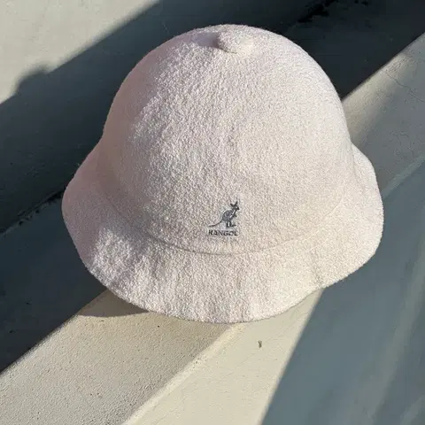 [L] 캉골 로고 화이트 버킷햇 모자
