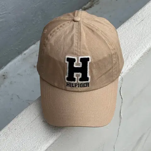 [F] 타미힐피거 H로고 베이지 볼캡 모자