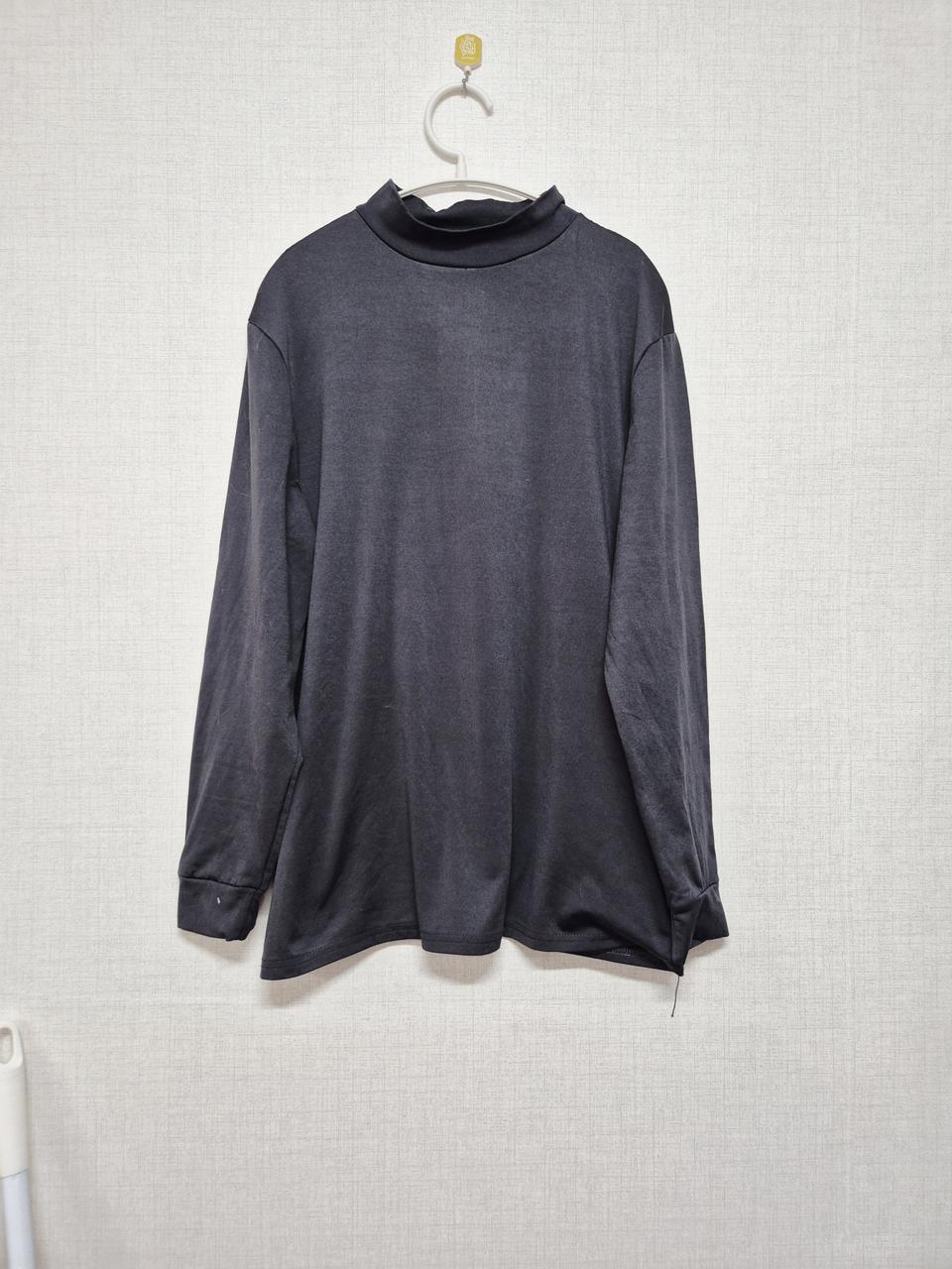 검정색 목폴라 긴팔 티셔츠