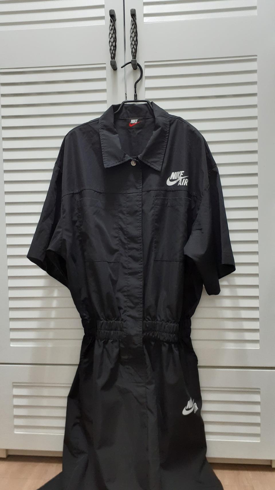 검정반팔점프수트