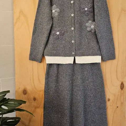 꽃패치 가디건 치마 세트 (새옷)챠콜