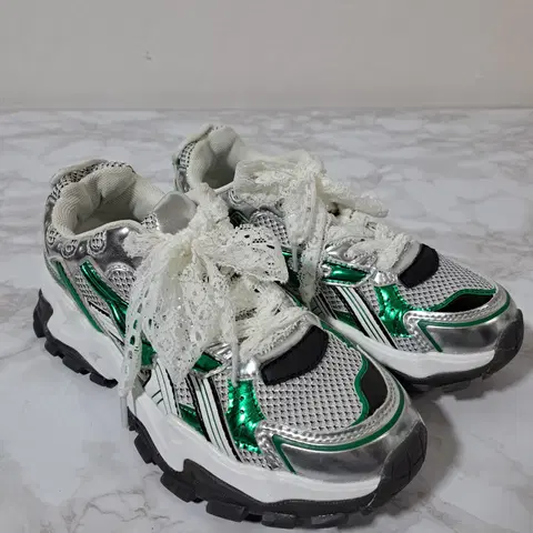 포멜카멜레 아카이브 스니커즈 235