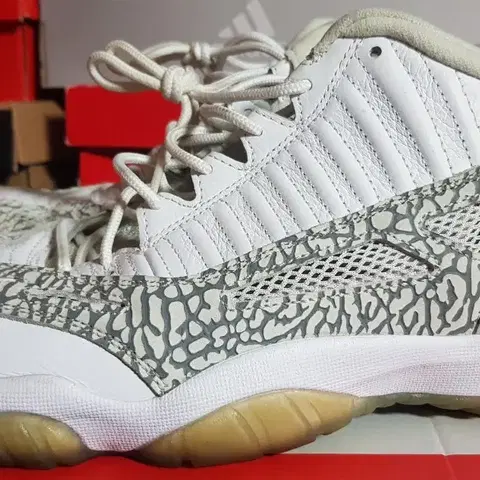 조던11 로우 코발트 285