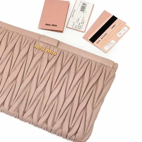 미우미우 마테라쎄 클러치백