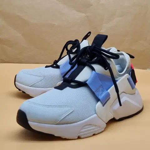 나이키 에어허라취 시티로우 여성운동화240_