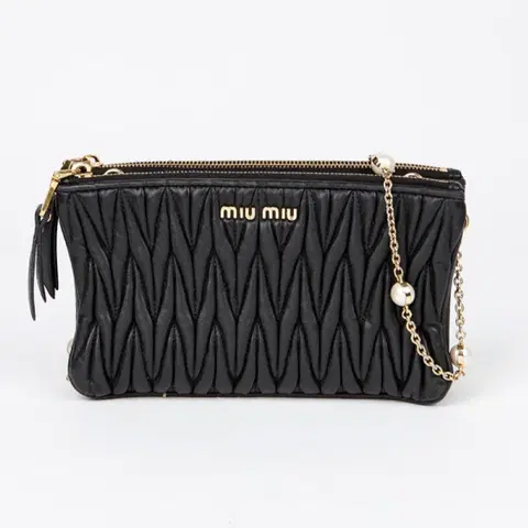 미우미우 블랙 마테라쎄 체인 클러치 백