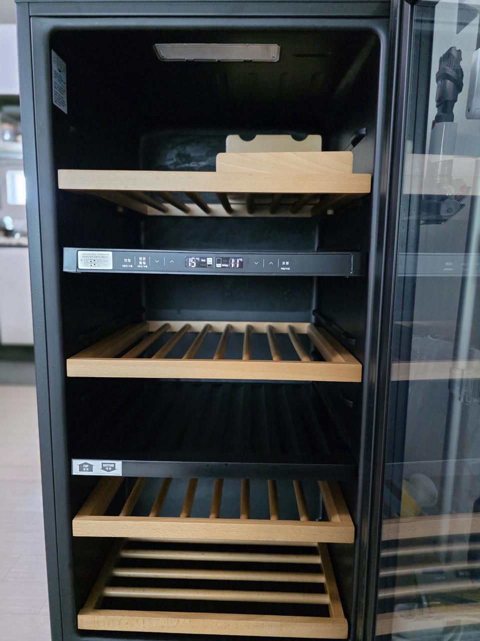 LG DIOS 와인셀러 W715B (71병급) 팝니다.