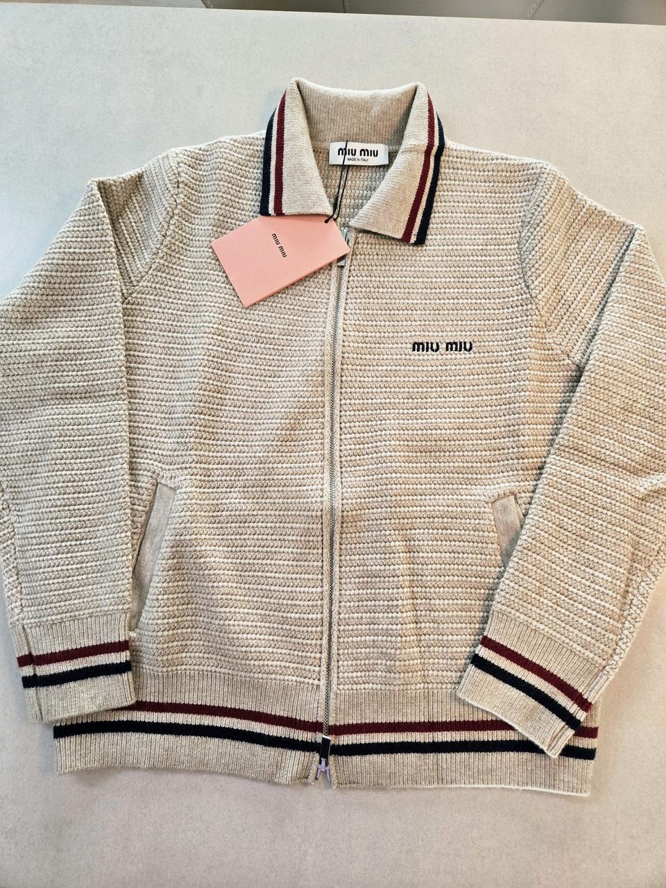 미우미우  여성용 M사이즈 가디건 베이지 & 네이비색상