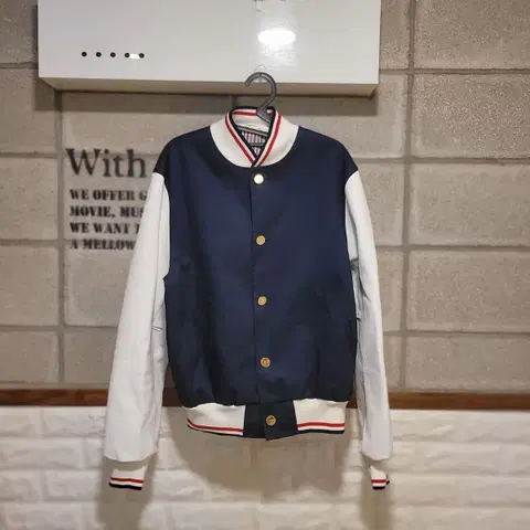 톰브라운 레더 슬리브 바시티 자켓 2