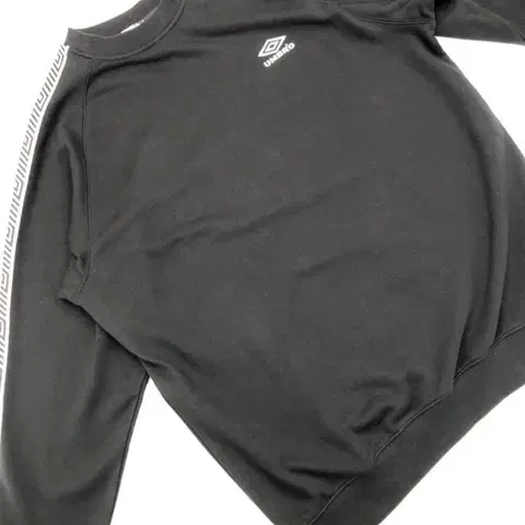 (새상품) 엄브로X프릭스스토어 라글란 라인스웨트 검정