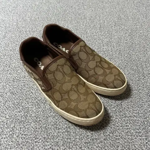 [정가 13만원] 코치 웰스 슬립온 230