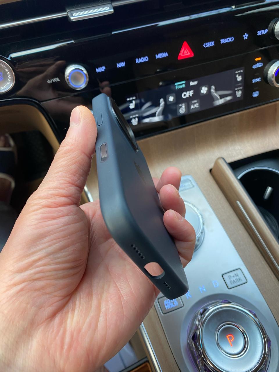 아이폰16프로 정품 블랙 실리콘 케이스(새상품급)