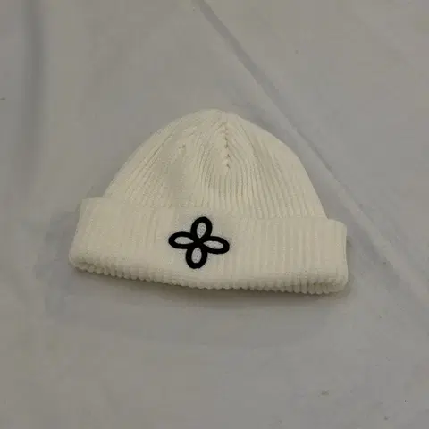 써저리 커프드 자수 비니 화이트