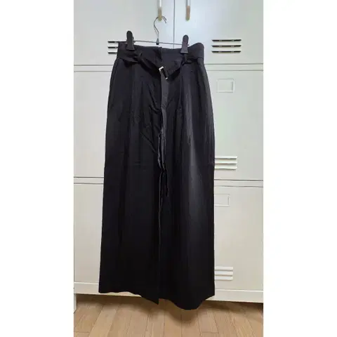 틴트 벨트 슬랙스 - 블랙