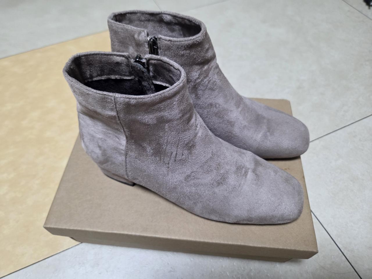 (새상품)베이지 스웨이드 앵클부츠 230