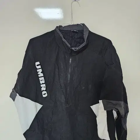 엄브로 바람막이 블랙 하프집업 115