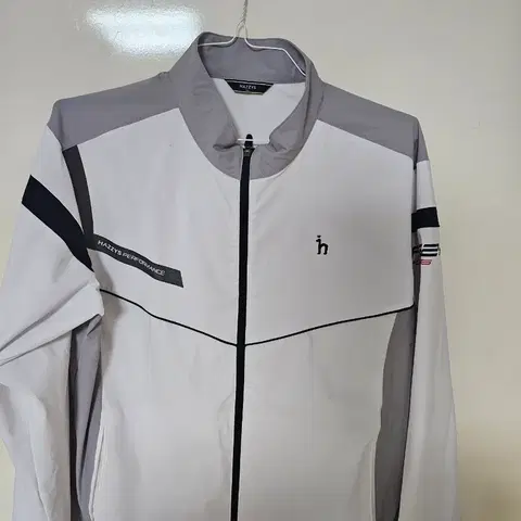 헤지스 화이트 바람막이 점퍼 110