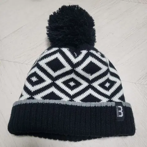 브루클린 폼폼 비니 블랙/화이트