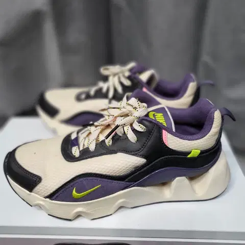 나이키 여성 운동화 255