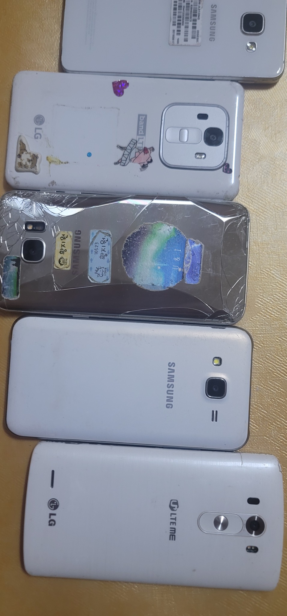 베트남 지인분이 헨드폰 부탁한거 연락이이 안되 판매해 봅니다.그냥 일괄