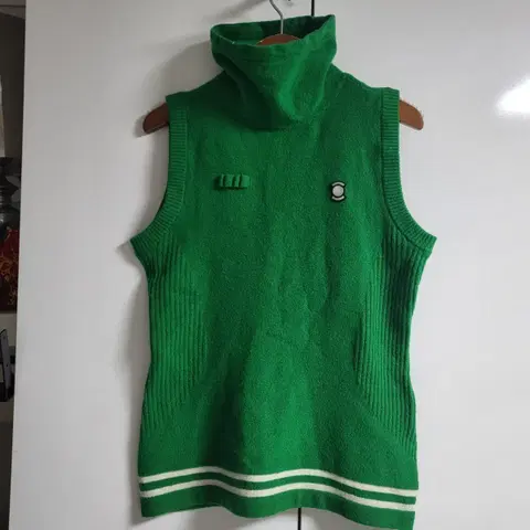 와이드앵글 그린 넥 워머 니트 베스트