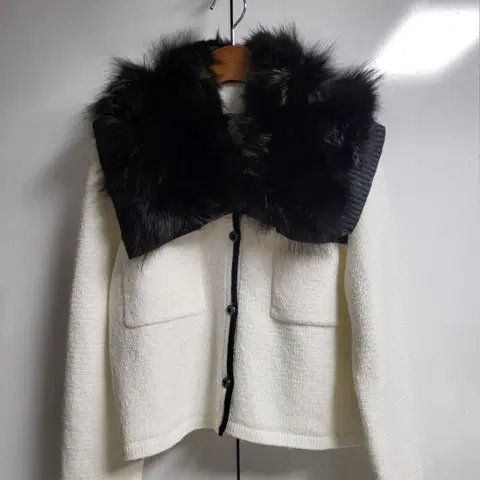 폭스퍼 카라 니트,양가죽 배색