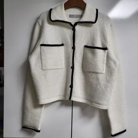 에잇세컨즈 화이트 트위드 크롭 자켓