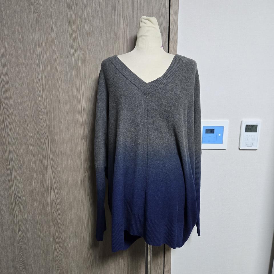 DKNY 그라데이션 와이드한 V넥 니트 스웨터