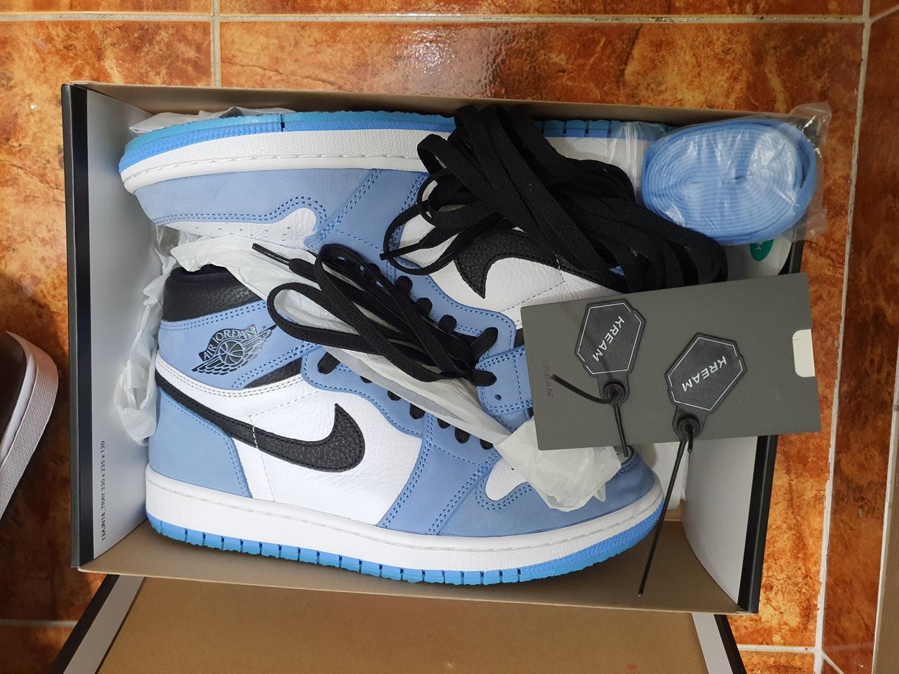 나이키 조던1 유블 하이 290 사이즈 판매합니다.