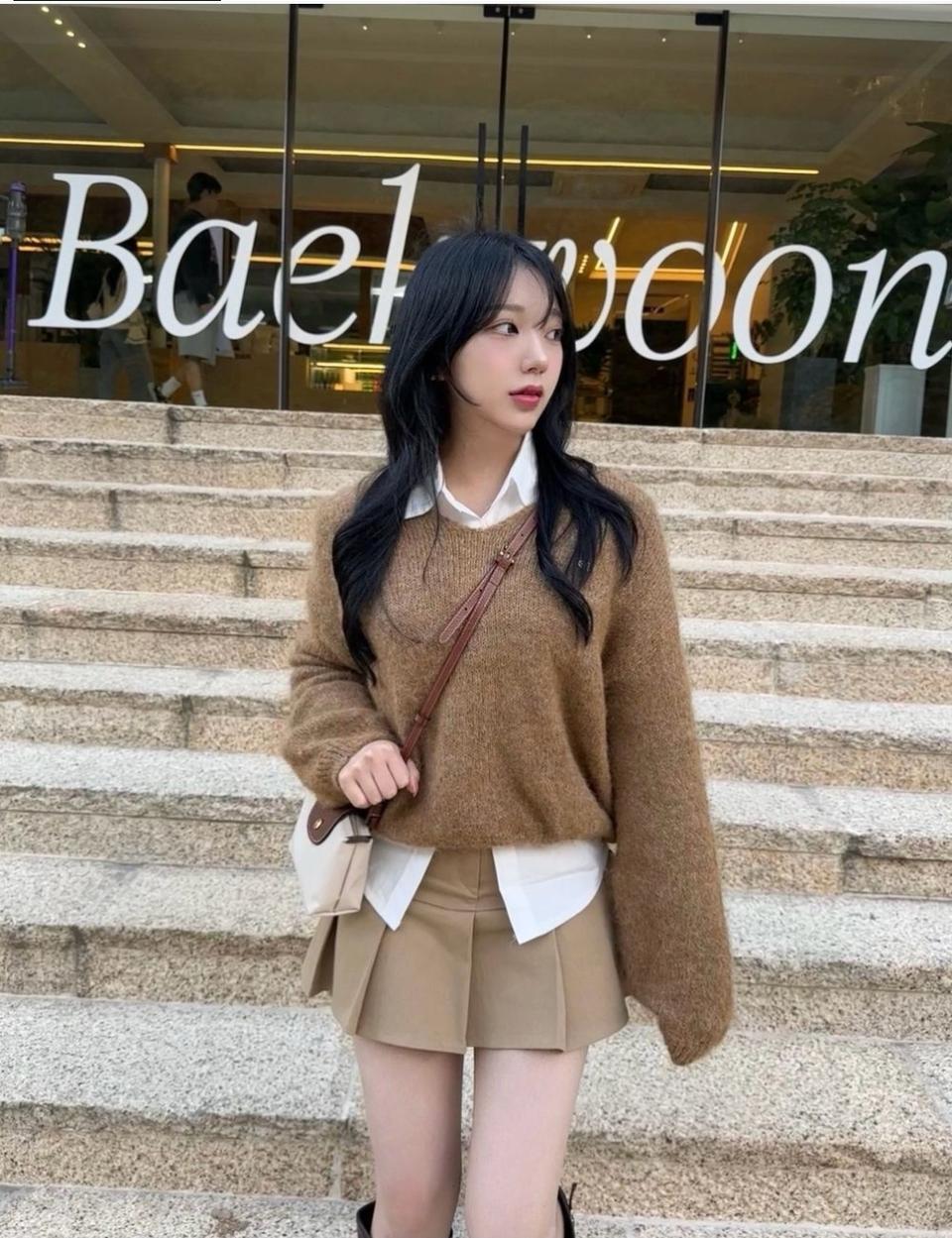 문엘 써클 로고 펜던트 브이넥 니트 카멜