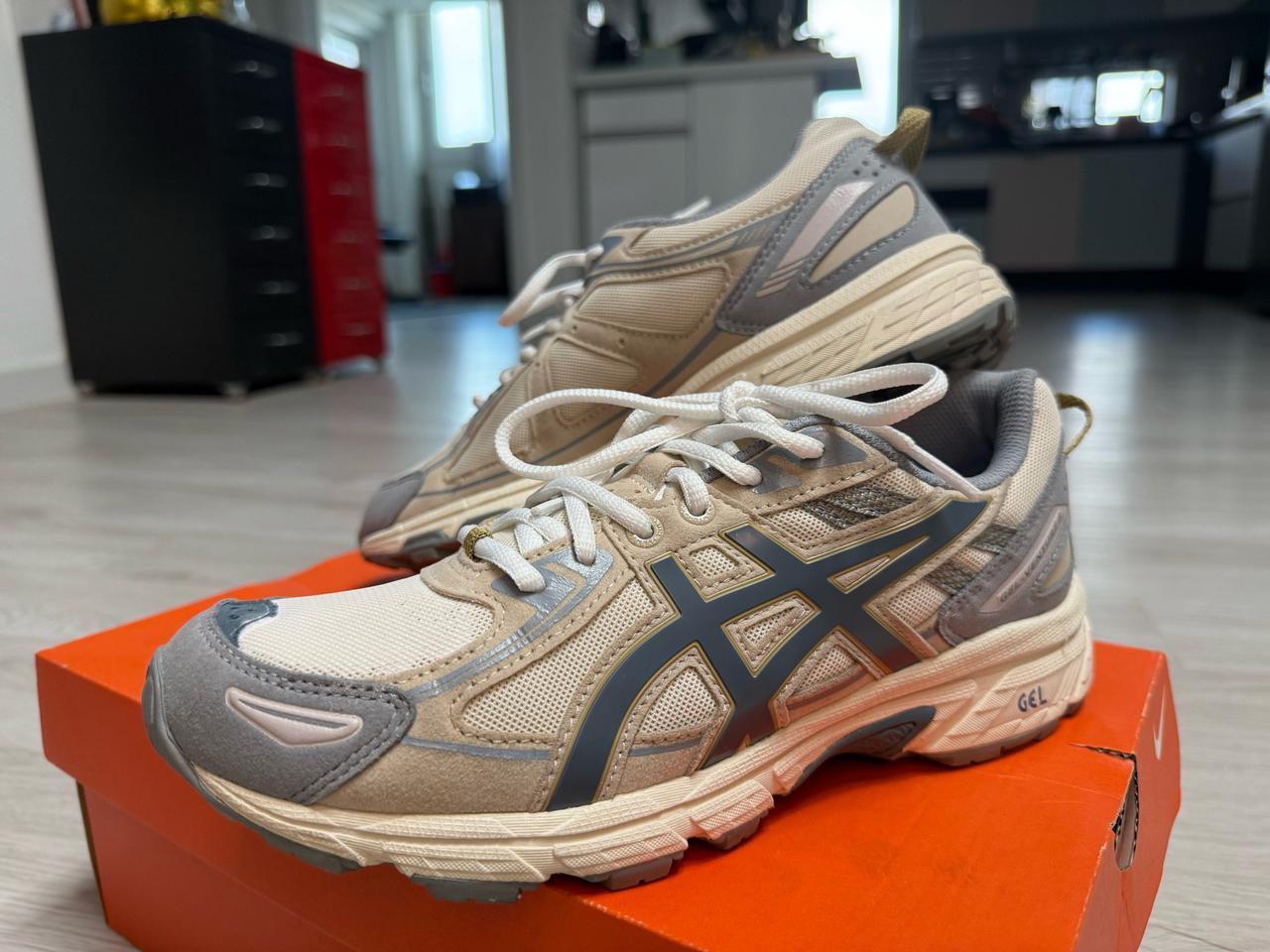 [245] 아식스(W) 젤 벤쳐 6 SPS 버치 아이언클래드 아이보리