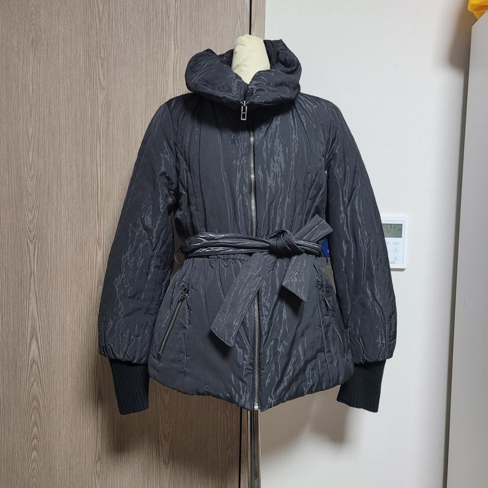 아르마니 터틀넥 검정광택소재  얇은 패딩 점퍼