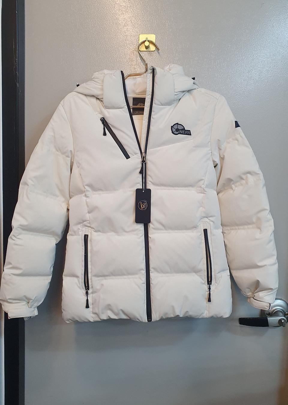흰색 네파 여성 구스다운패딩 점퍼 90사이즈입니다. 모자달린점퍼입니다
