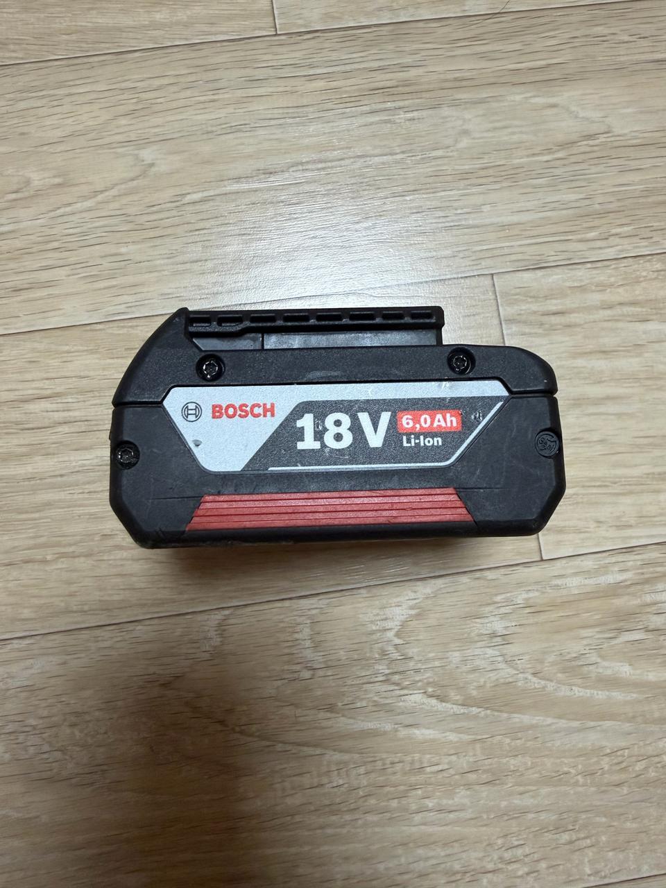 보쉬 정품 배터리  18V  6,0 Ah   상태 매우 좋음 싸게팝니다