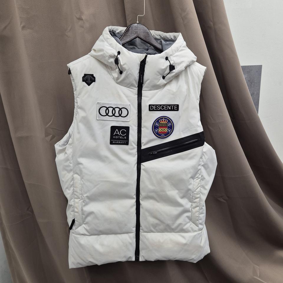 데상트 아우디 화이트 패딩 조끼 105