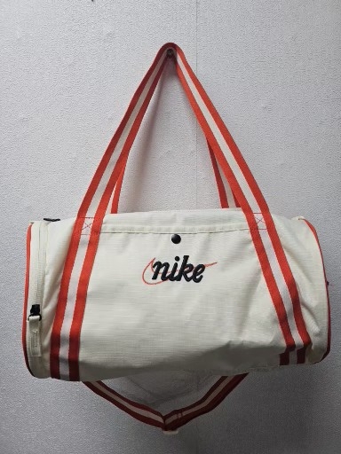 나이키 헤리티지 레트로 더플백 13L 코코넛 밀크 피칸테 레드