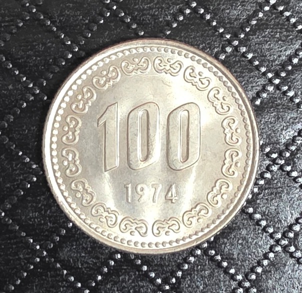 한국은행 현행주화 1974년 100원 완전미사용