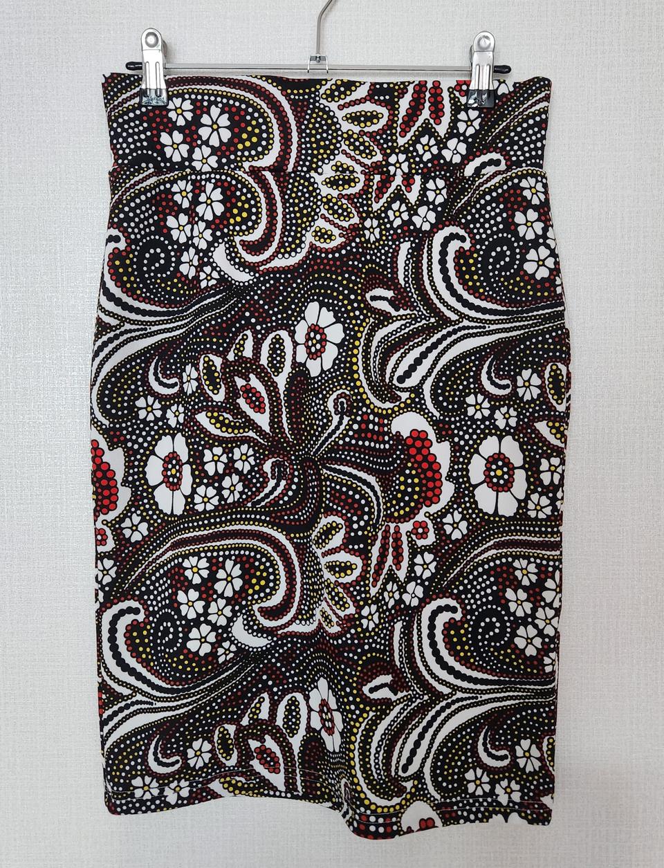 (새상품) 의류 여성 치마 무늬 레드블랙 프리사이즈