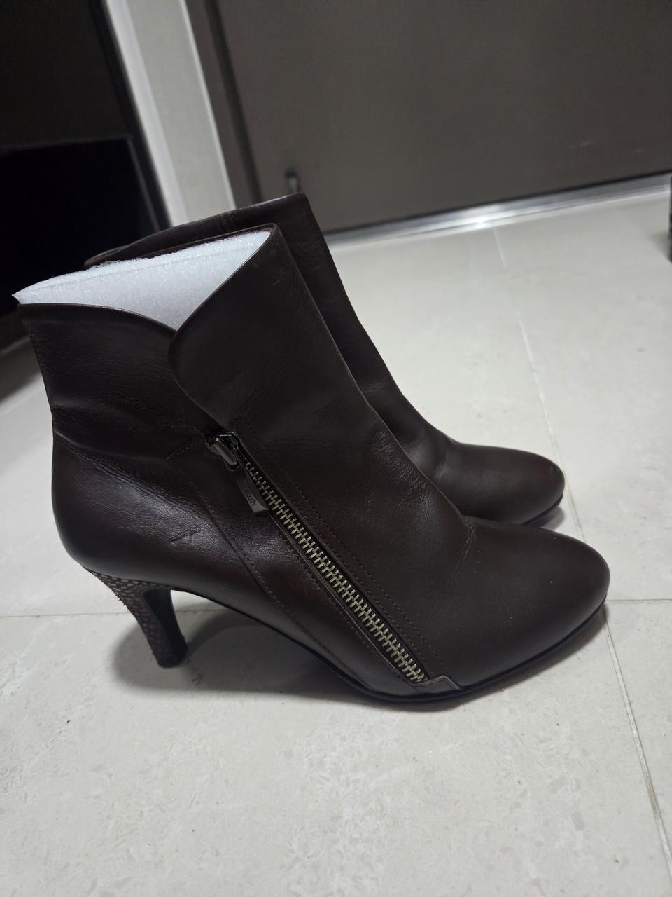 새제품.양가죽 앵클 부츠 240 브라운 색상