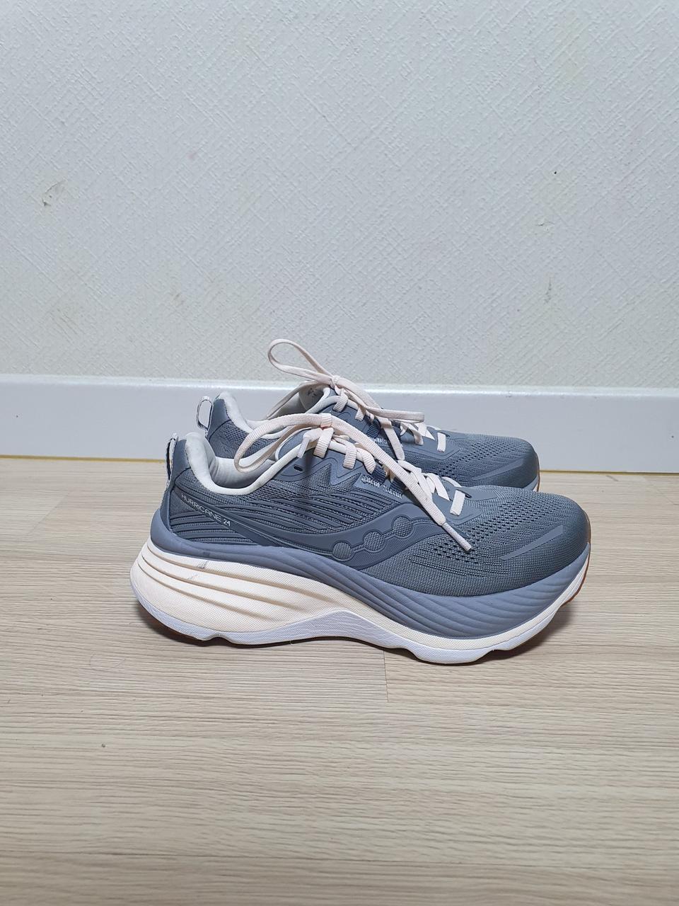 써코니 허리케인 24 러닝화 240