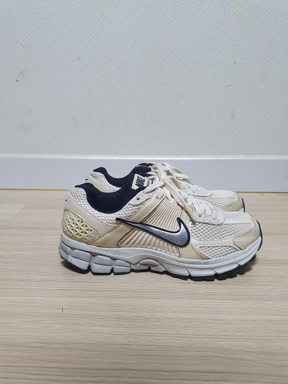 나이키 줌 보메로5 운동화 245