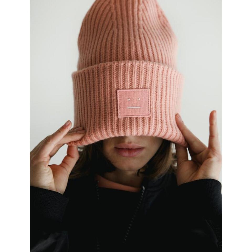 아크네스튜디오 페이스 로고 비니