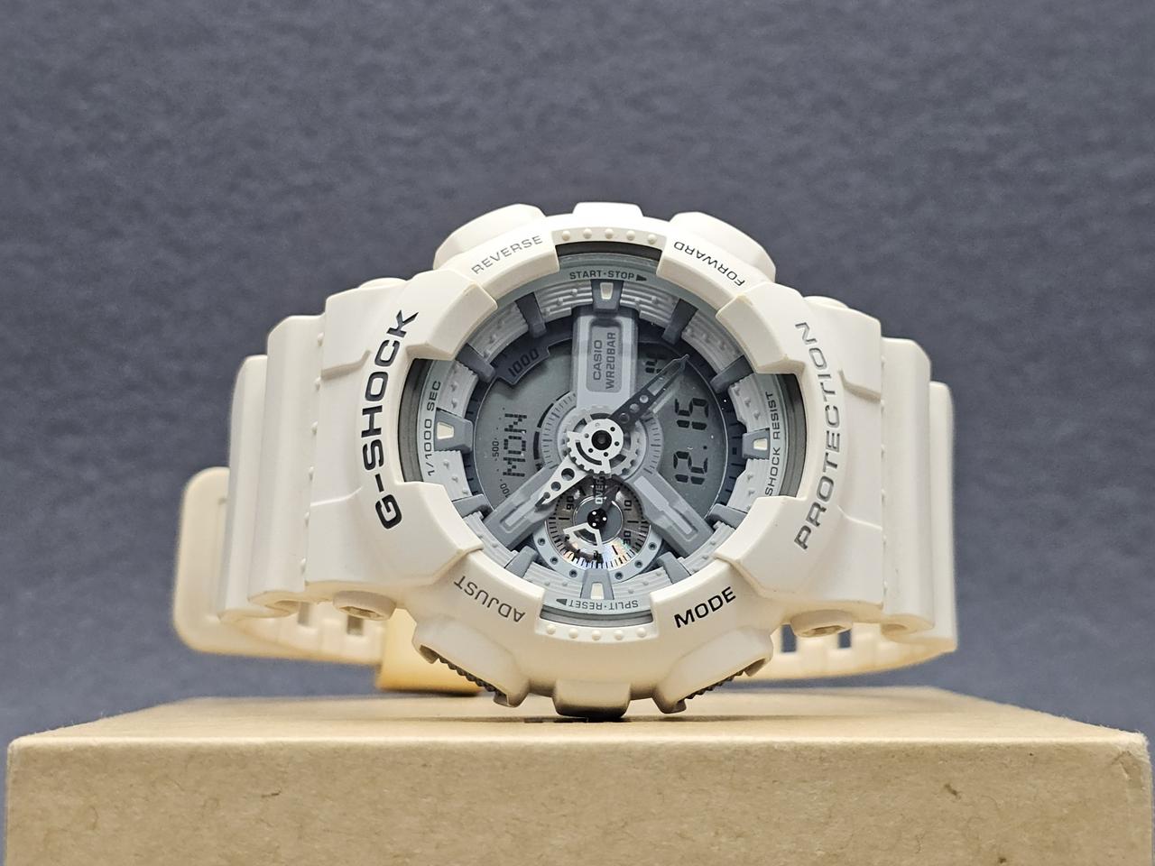 지샥 흰색 시계