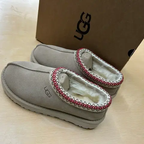 (새상품) 어그 타스만 슬리퍼 샌드 다크 체리 230 사이즈