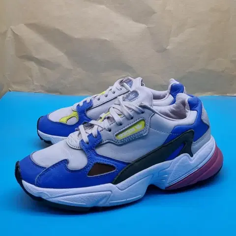 아디다스 팔콘 흰파 운동화 230